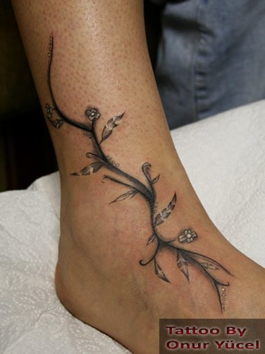 freehand çiçek dövmesi