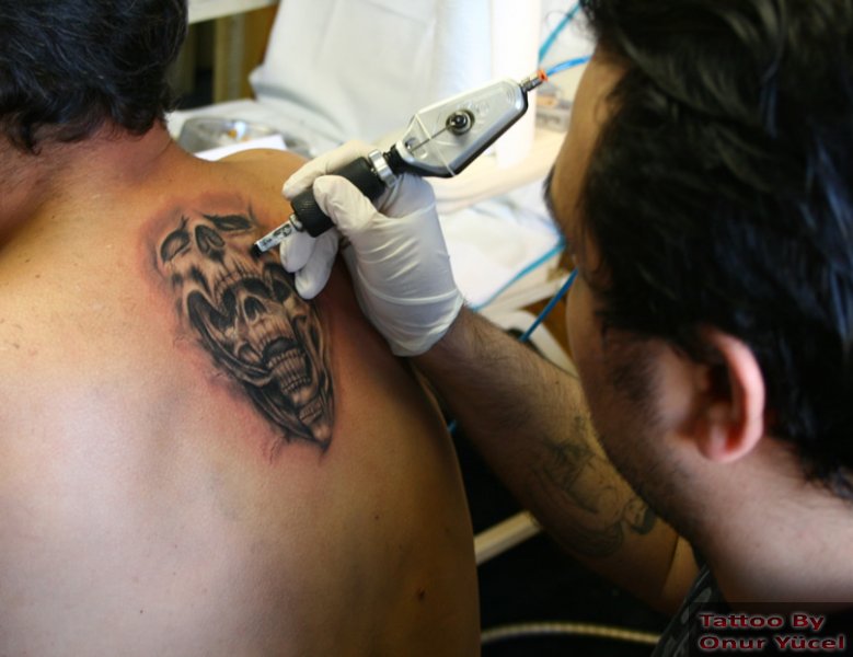 onur yucel kurukafa dövme çalışması