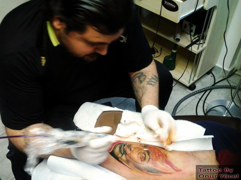 onur yücel salvador dali dövmesini yaparken