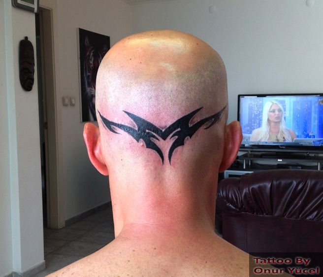 yara izi kapama kafa dövmesi