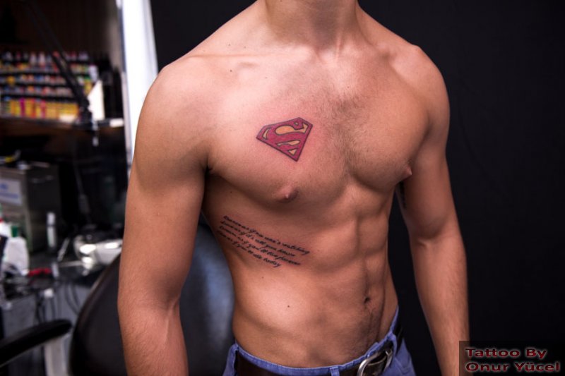 superman süper sezan dövmesi